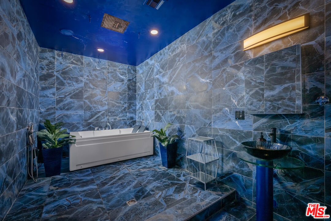 2189 Sunset Plaza Dr