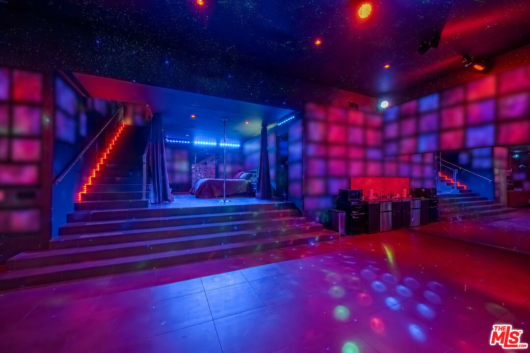 2189 Sunset Plaza Dr