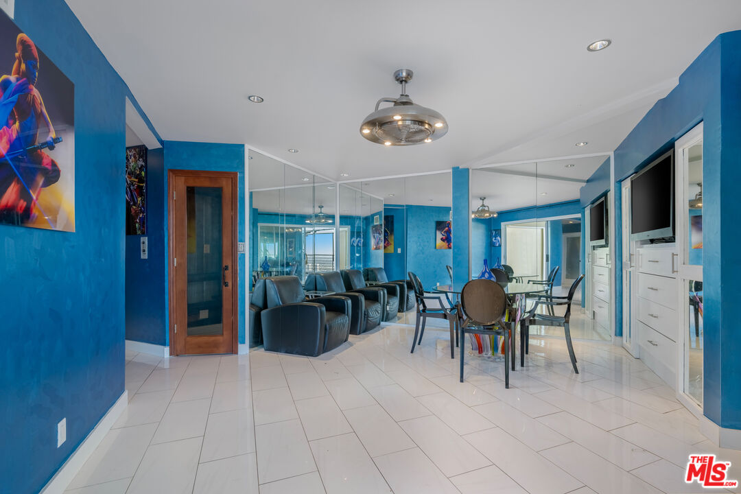 2189 Sunset Plaza Dr