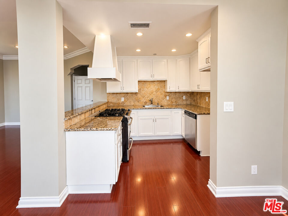 1236 N Flores St Unit: 402