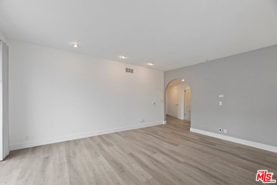 1136 S Shenandoah St Unit: 201