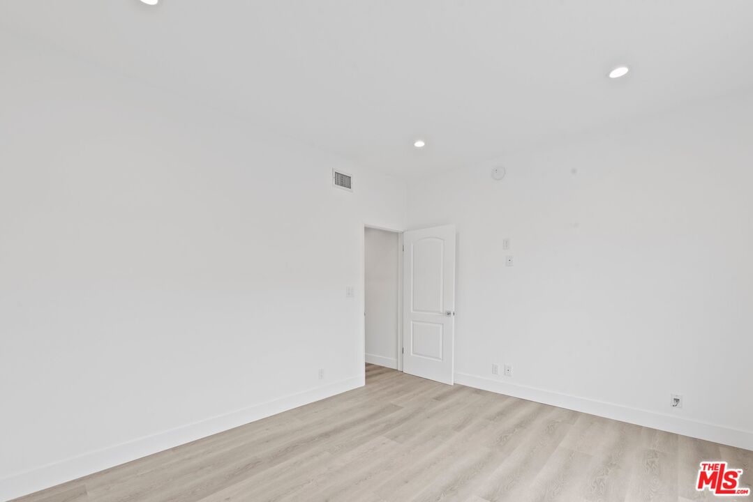 1136 S Shenandoah St Unit: 201