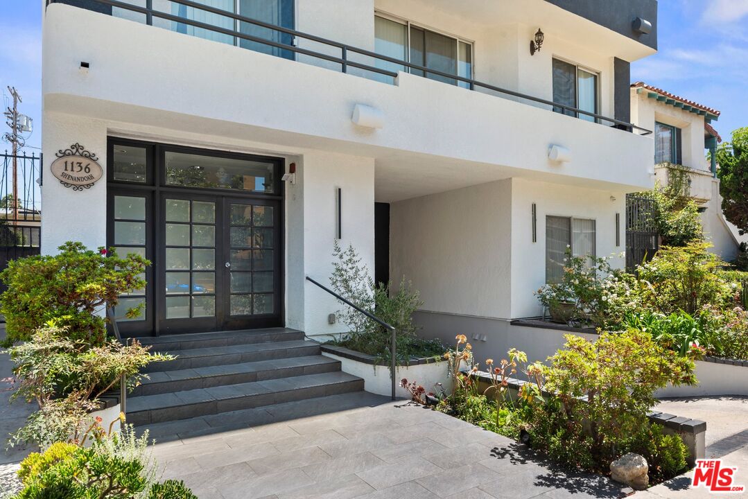 1136 S Shenandoah St Unit: 201