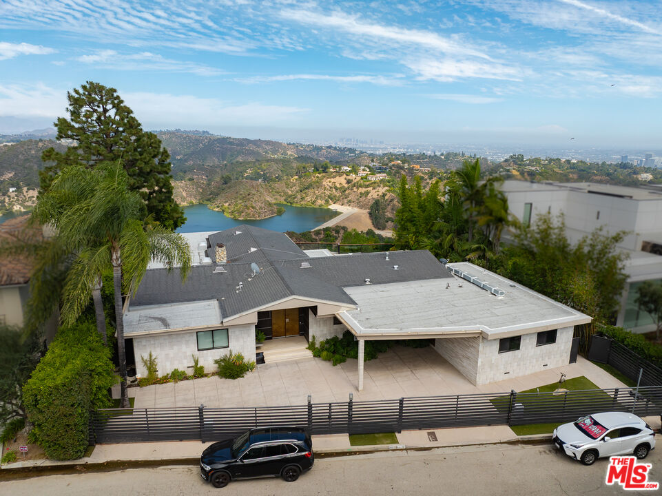 2052 Stradella Rd