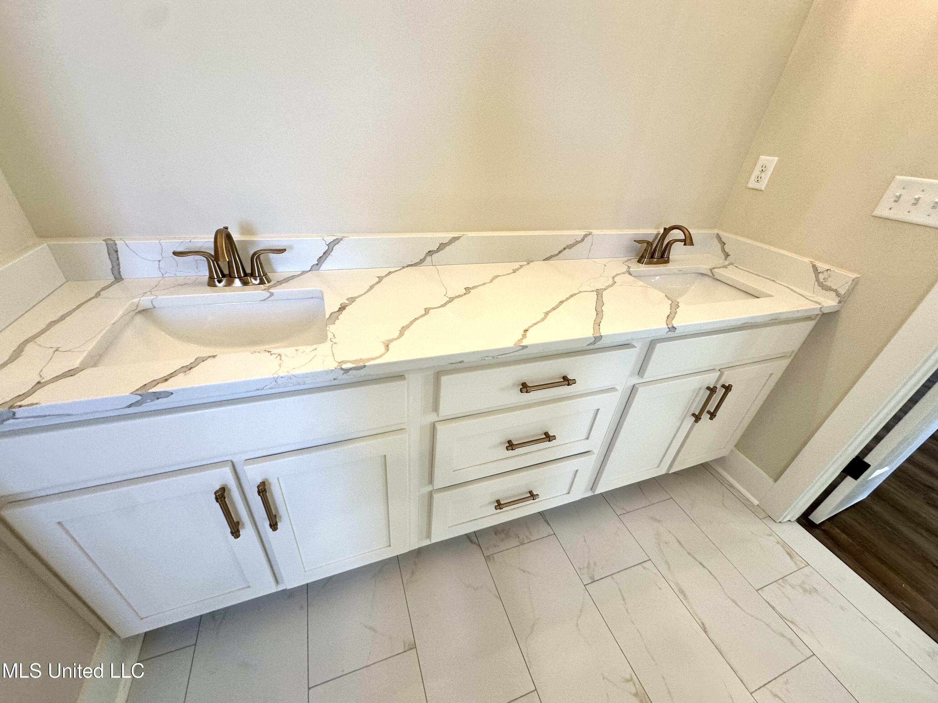 3908 Swan Cove