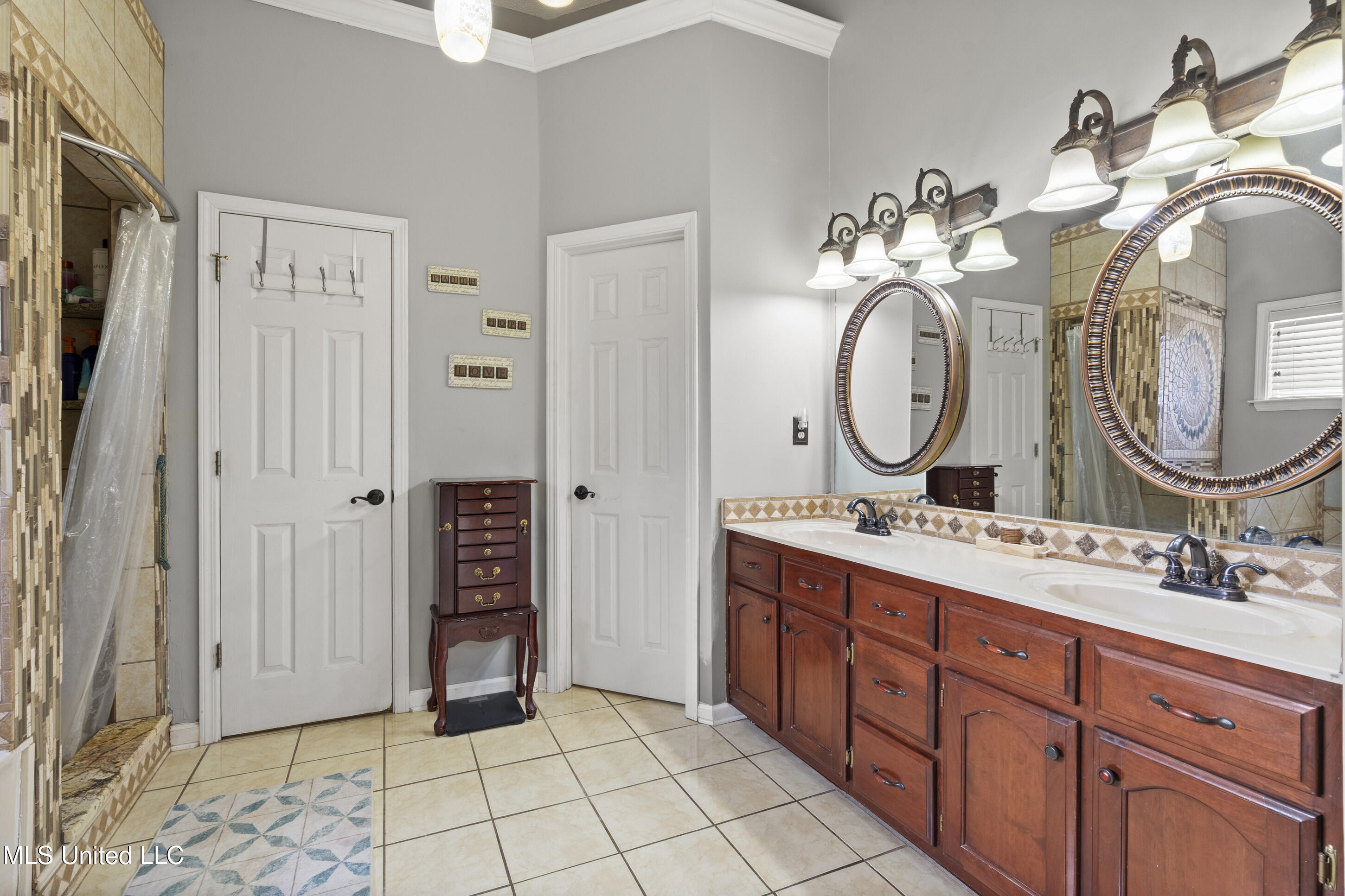 8040 Hunt Club Cove