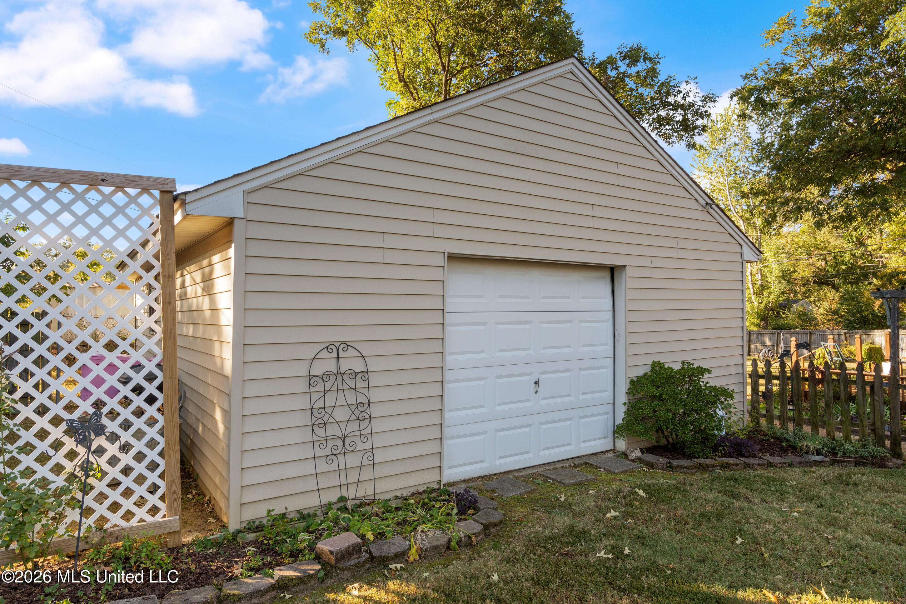 8238 Sara Cove