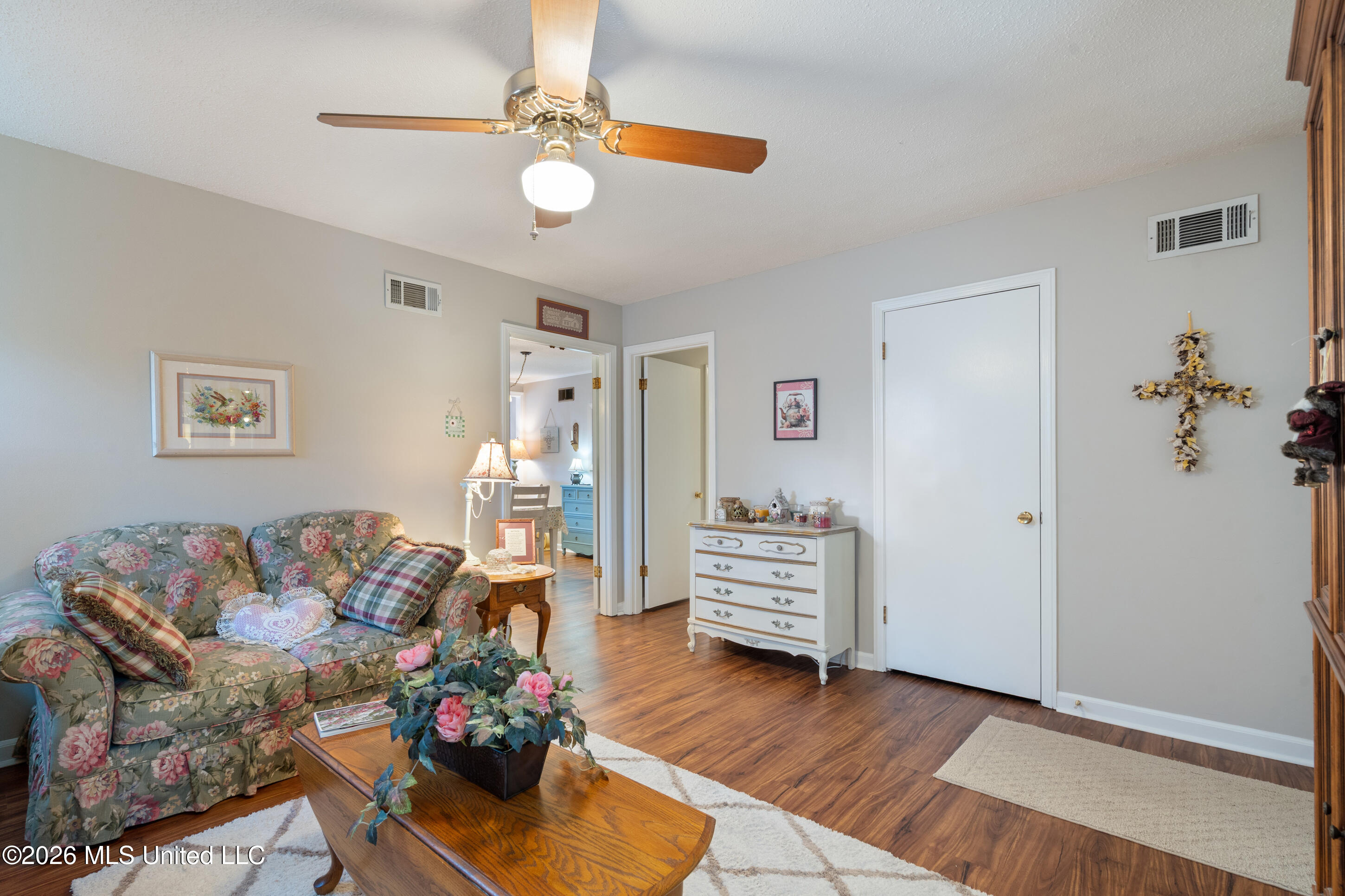 8238 Sara Cove