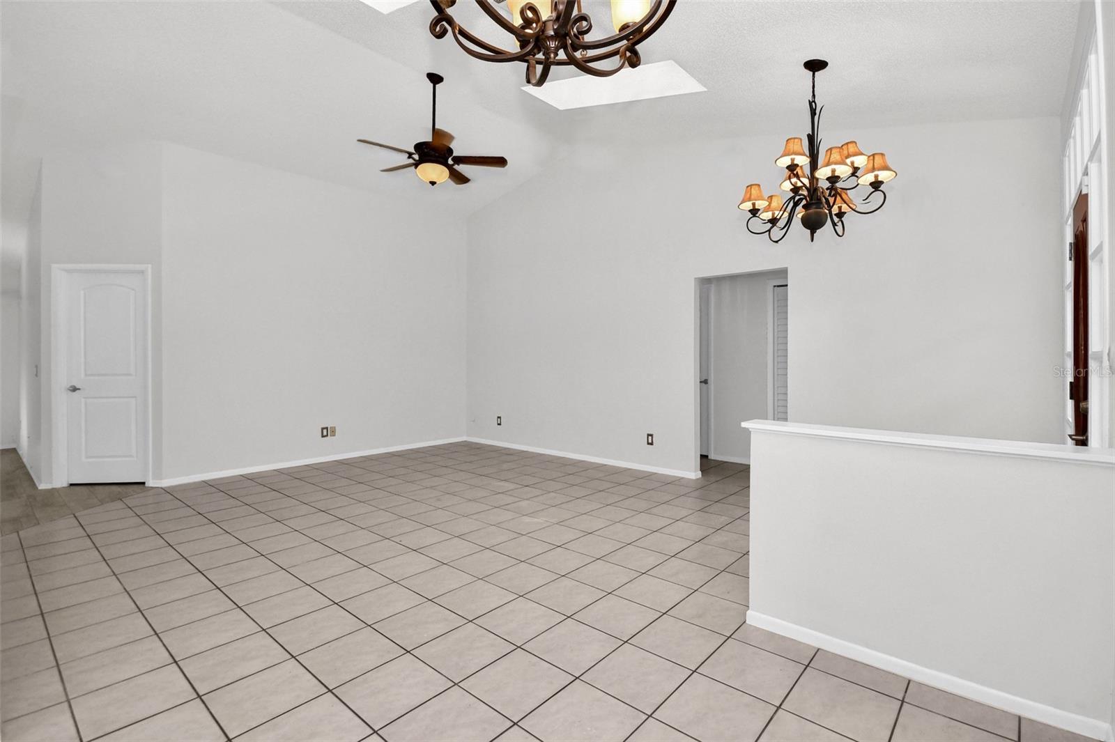450 QUEENSBRIDGE DR