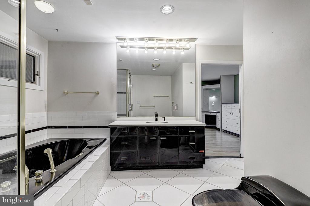 707 WARREN DRIVE