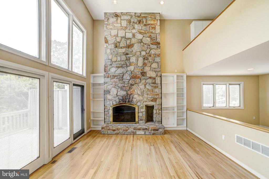 707 WARREN DRIVE