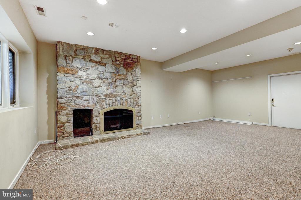707 WARREN DRIVE