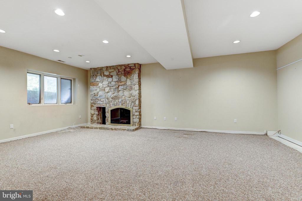 707 WARREN DRIVE