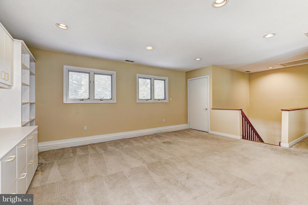 707 WARREN DRIVE