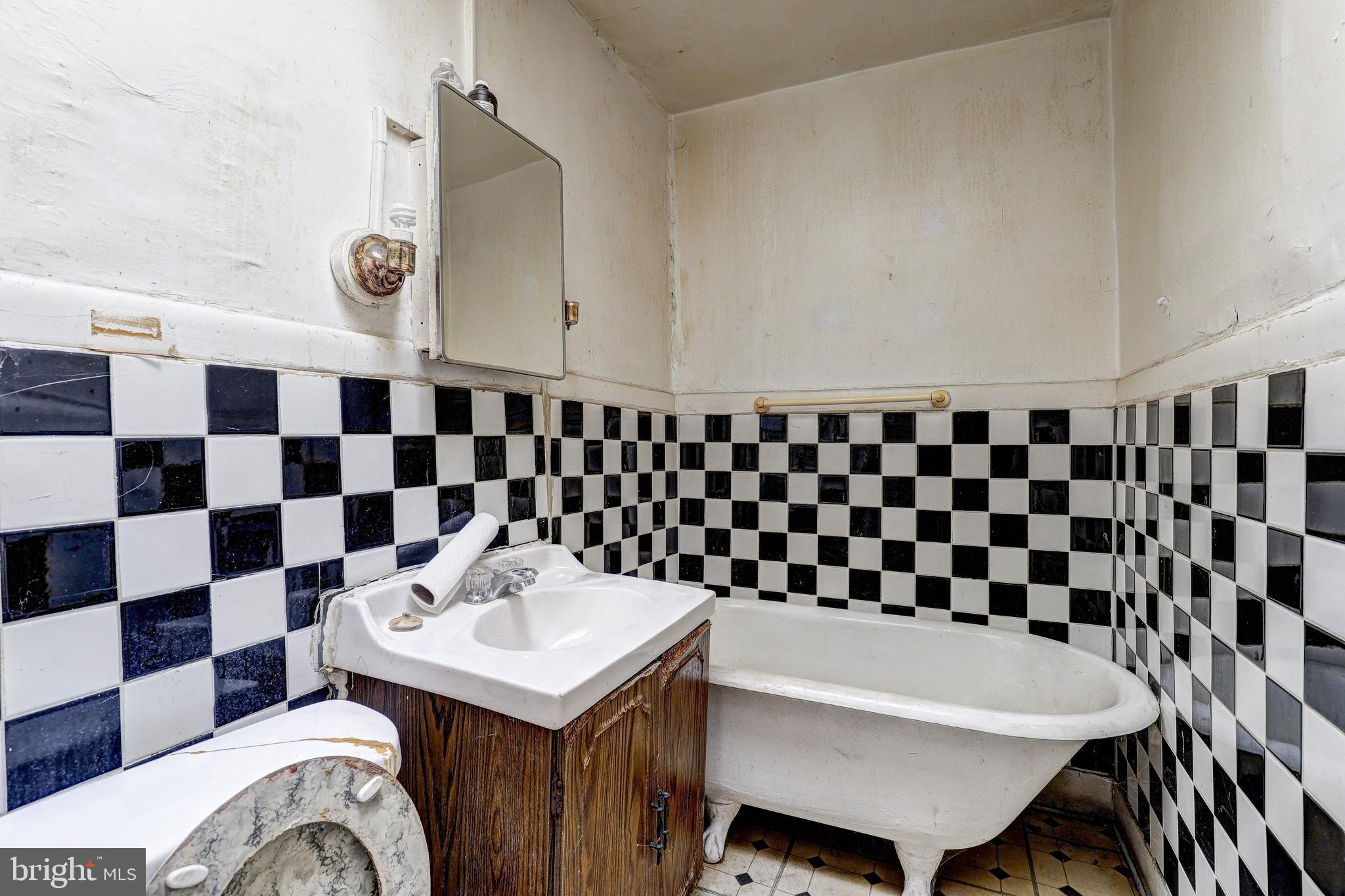 1534 N MILTON AVENUE