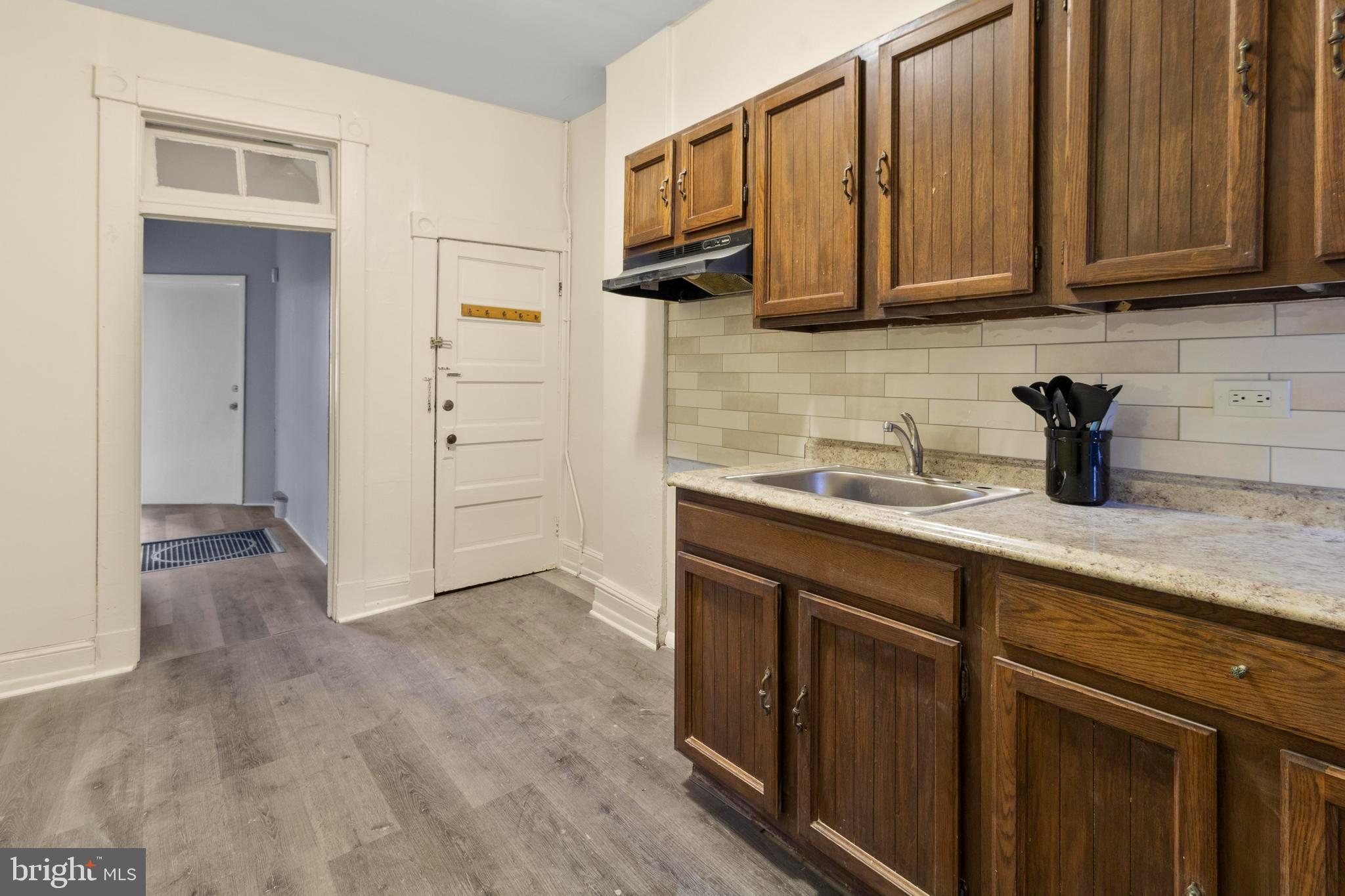 3814 W GARRISON AVENUE