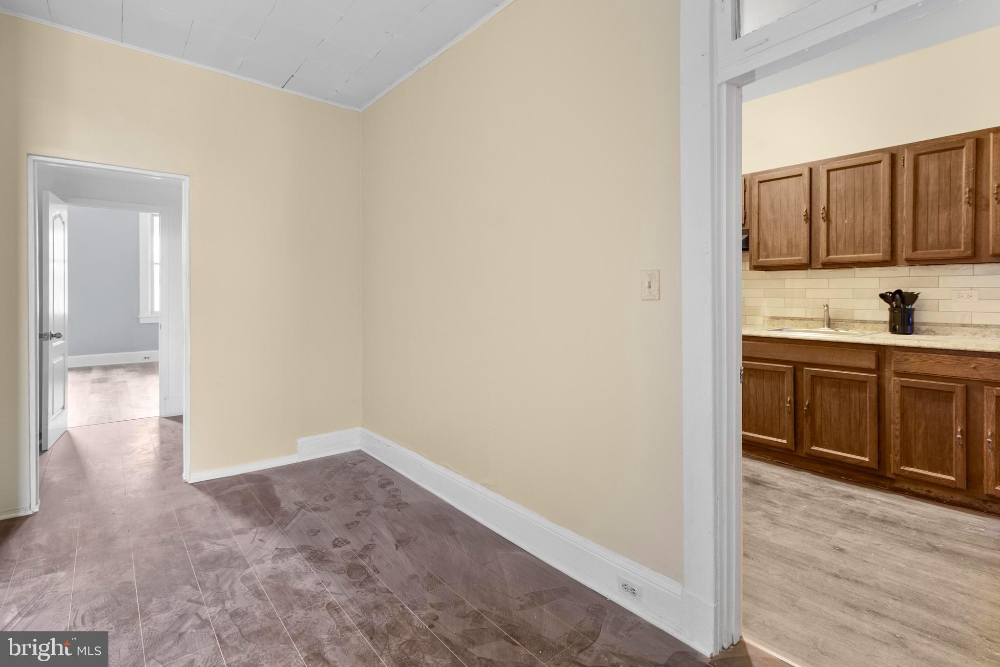 3814 W GARRISON AVENUE