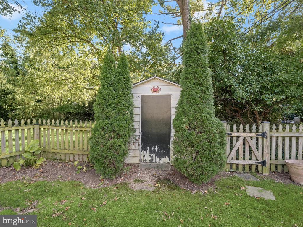 117 W LAKE AVENUE