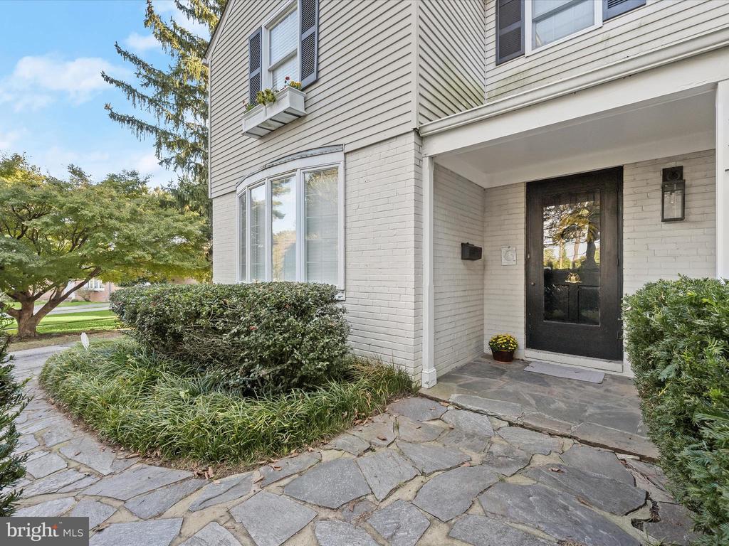 117 W LAKE AVENUE
