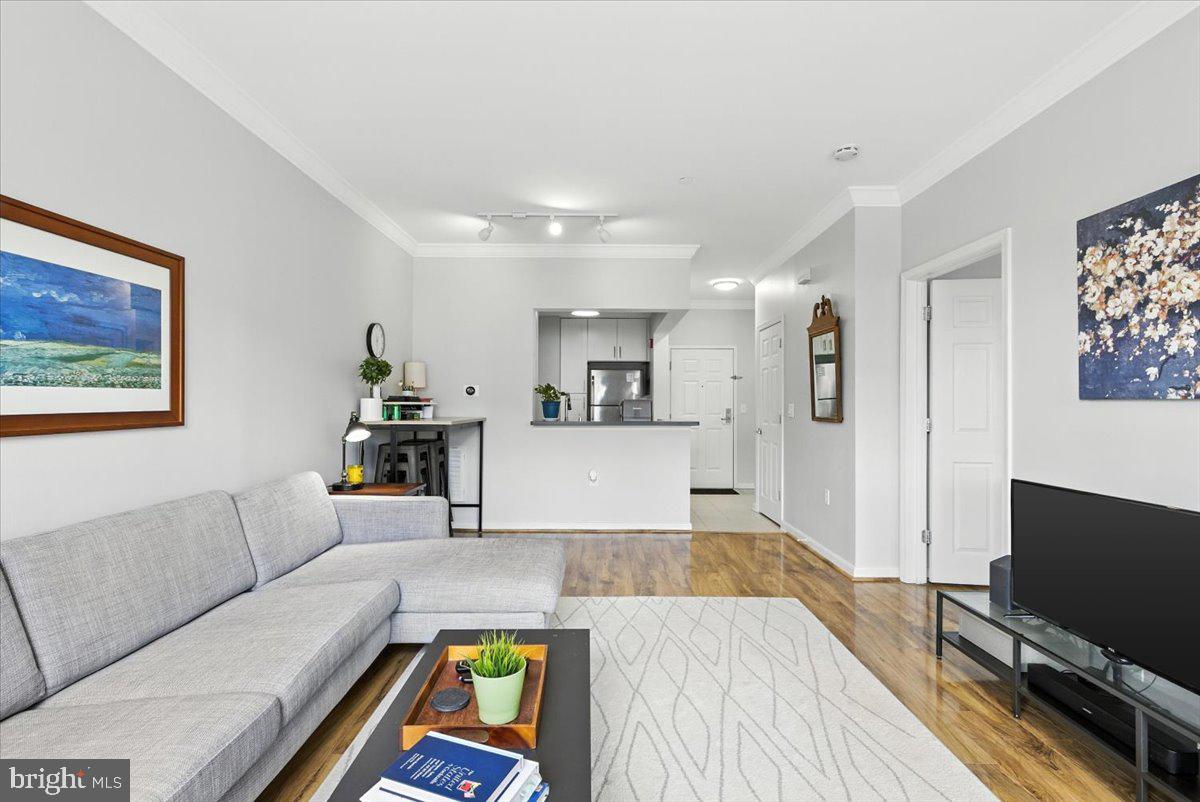 23 PIERSIDE DRIVE 319