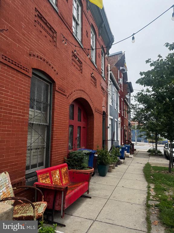 1006 HOLLINS STREET