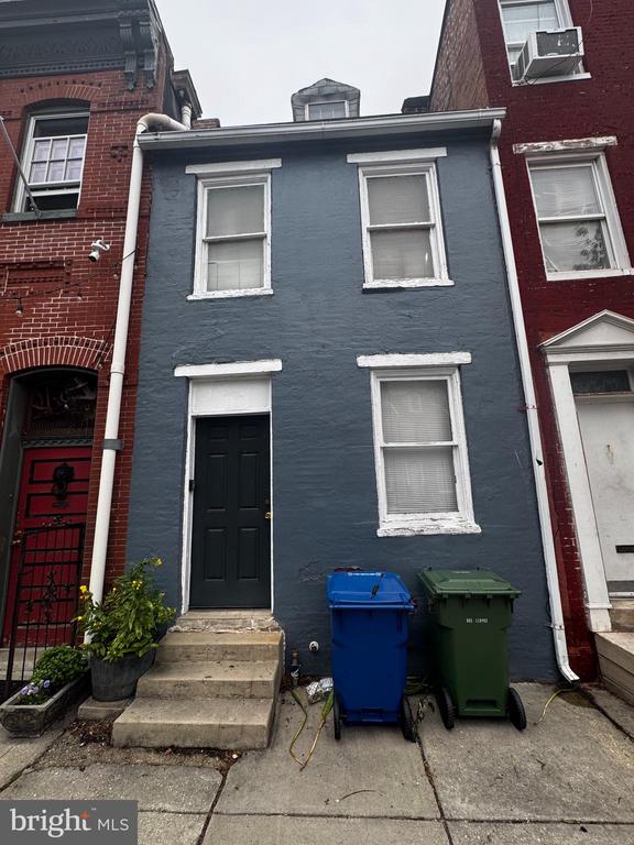 1006 HOLLINS STREET