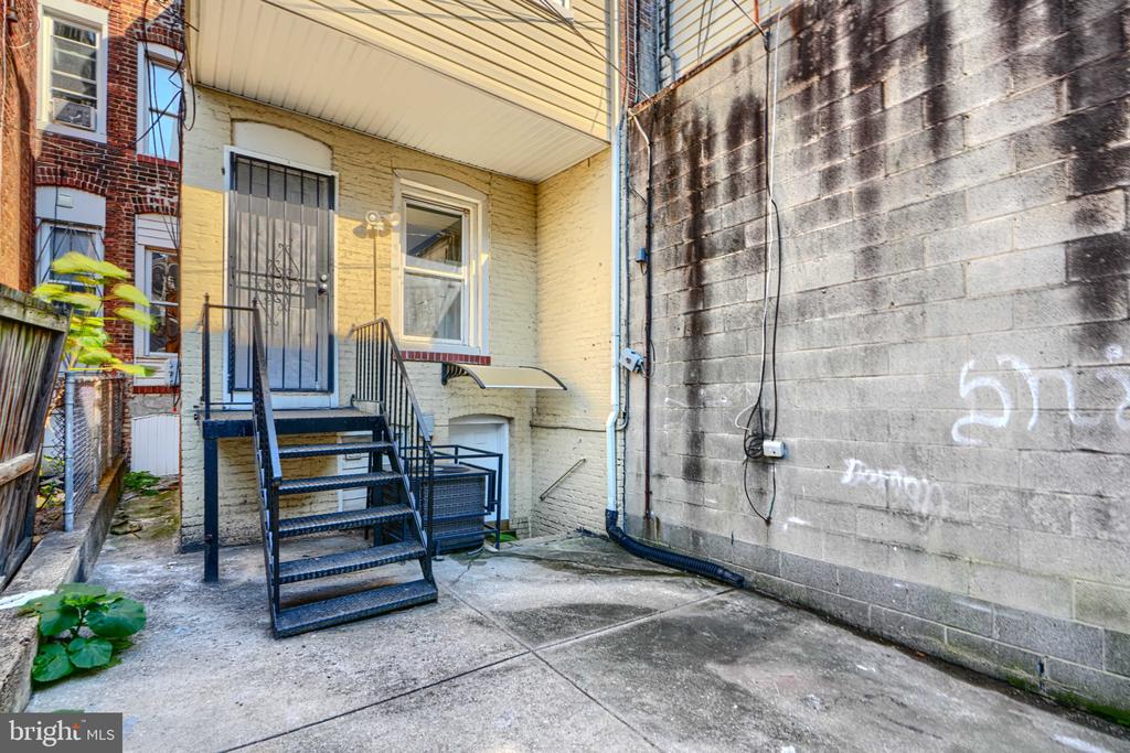 702 KENWOOD AVENUE