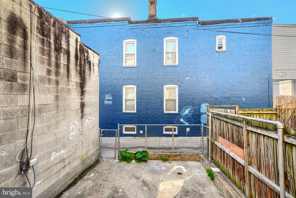 702 KENWOOD AVENUE