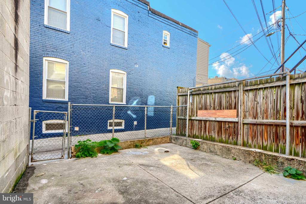 702 KENWOOD AVENUE