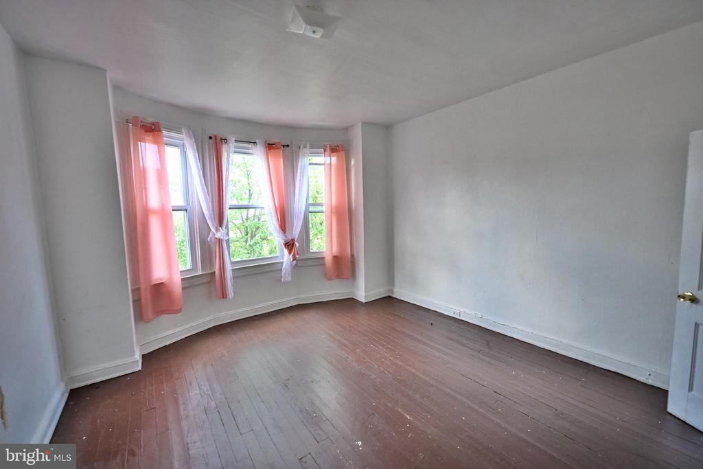 10 S ELLWOOD AVENUE