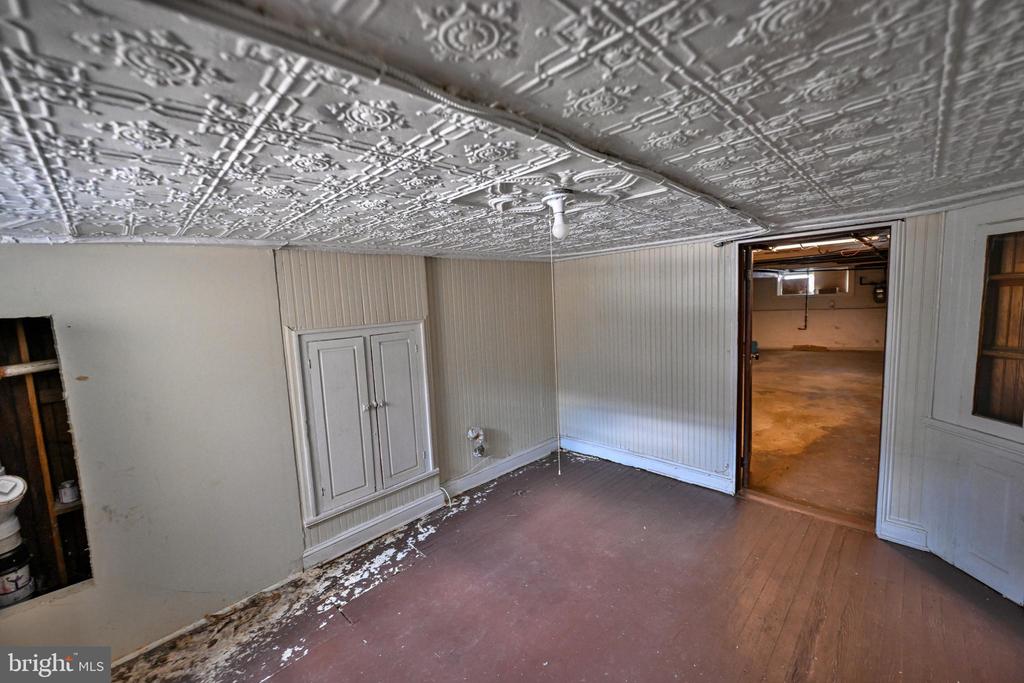10 S ELLWOOD AVENUE