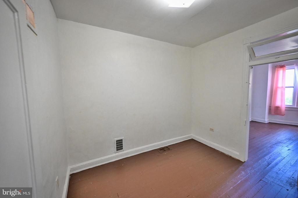 10 S ELLWOOD AVENUE