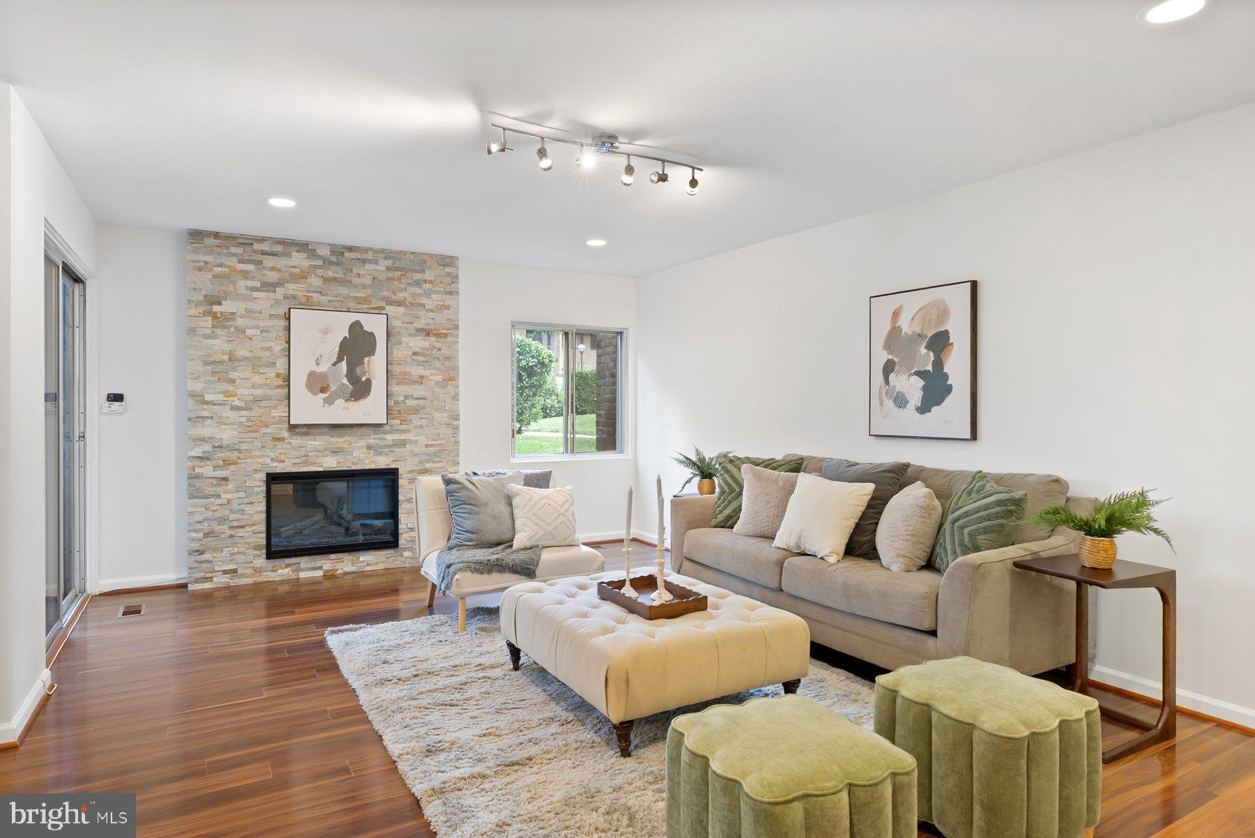 1 STONEHENGE CIRCLE 1-4