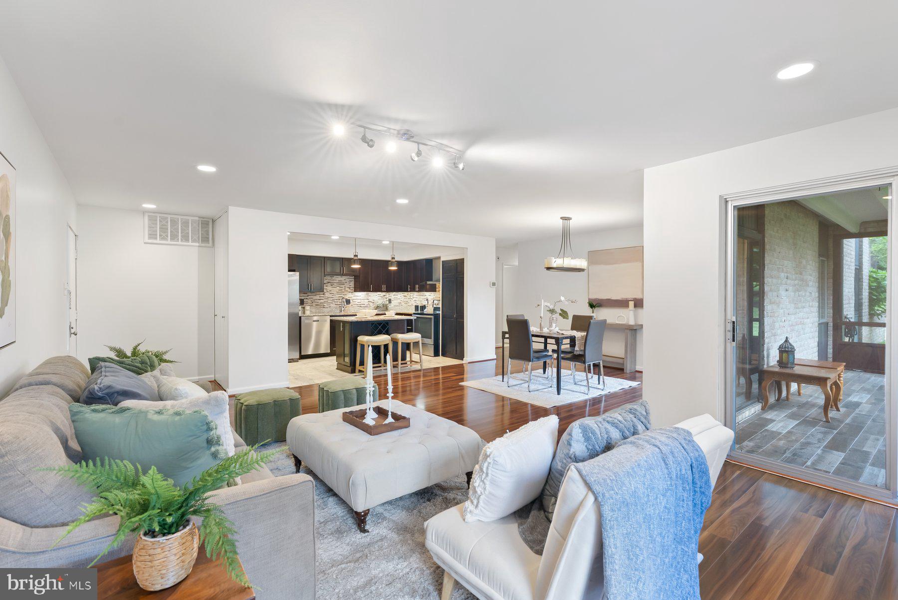 1 STONEHENGE CIRCLE 1-4