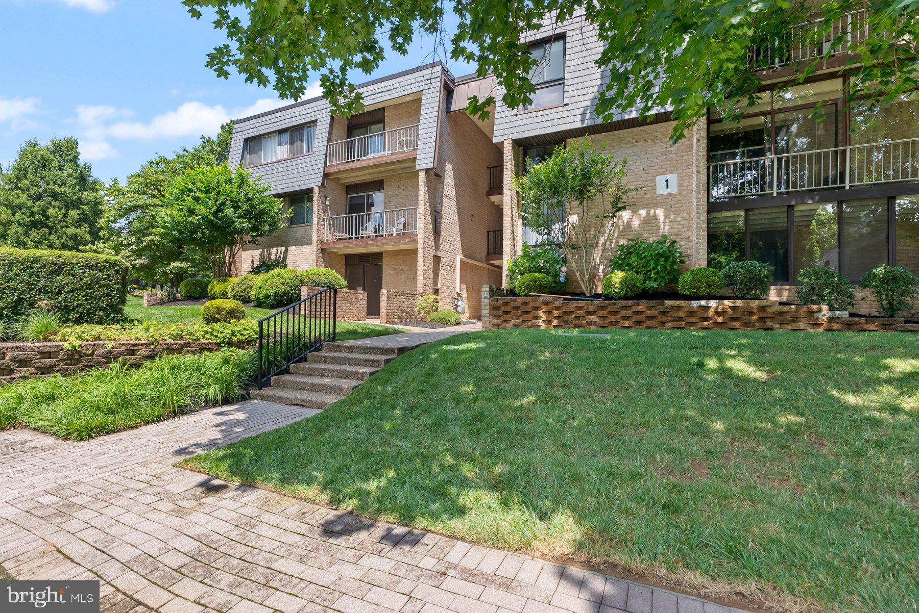 1 STONEHENGE CIRCLE 1-4