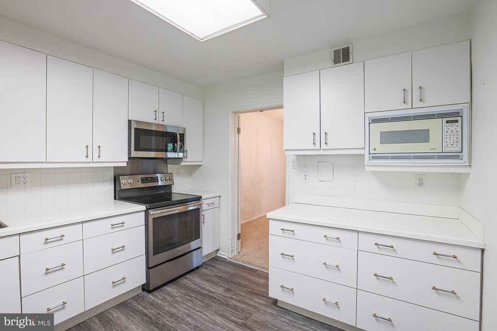 7 SLADE AVENUE 321