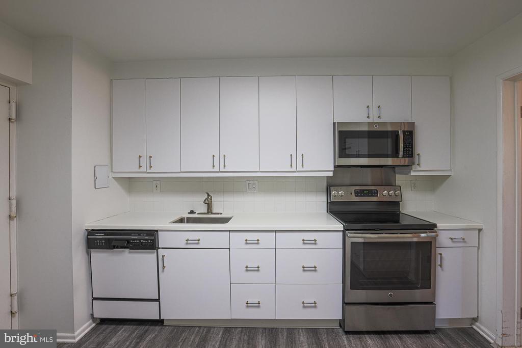 7 SLADE AVENUE 321