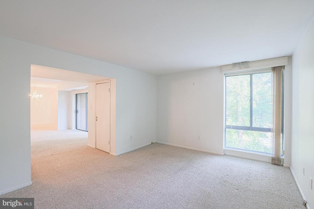 7 SLADE AVENUE 321