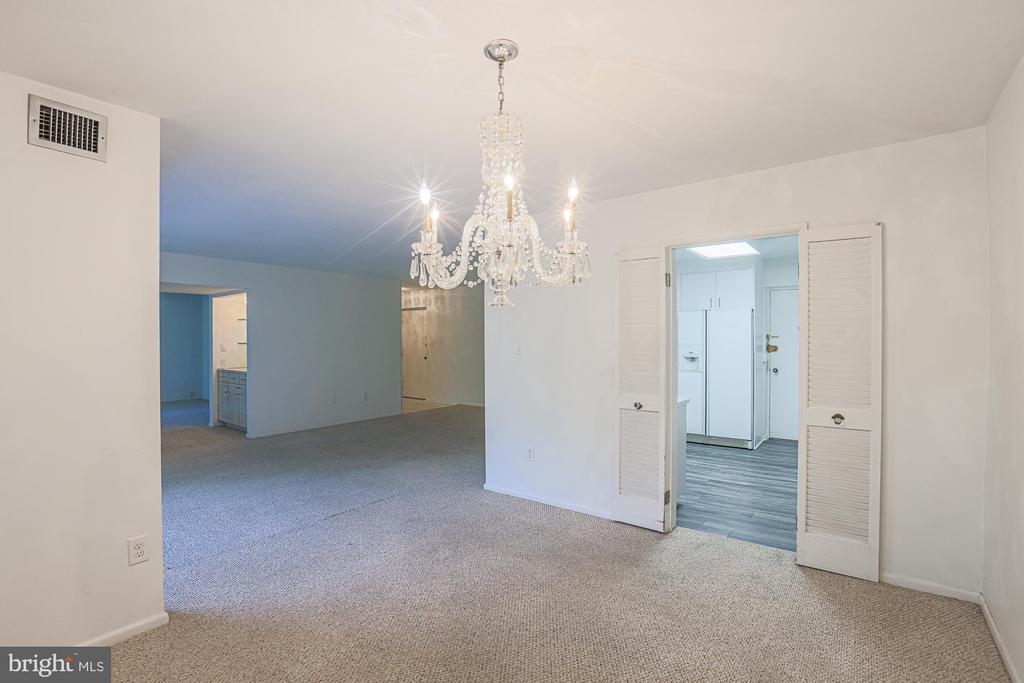 7 SLADE AVENUE 321