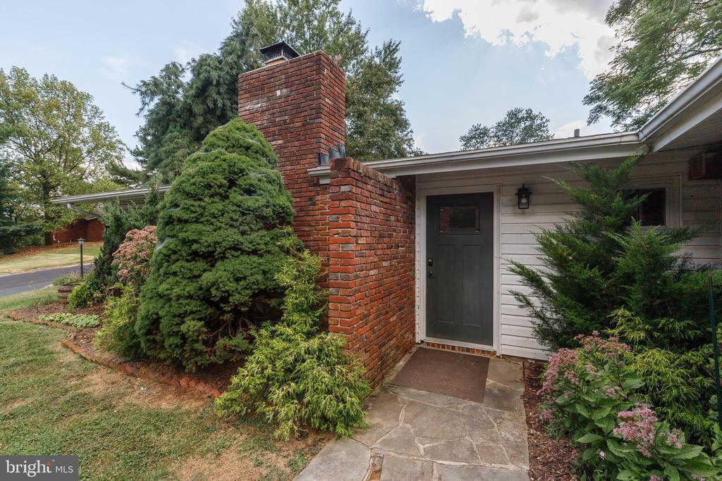 1602 WOODLING WAY