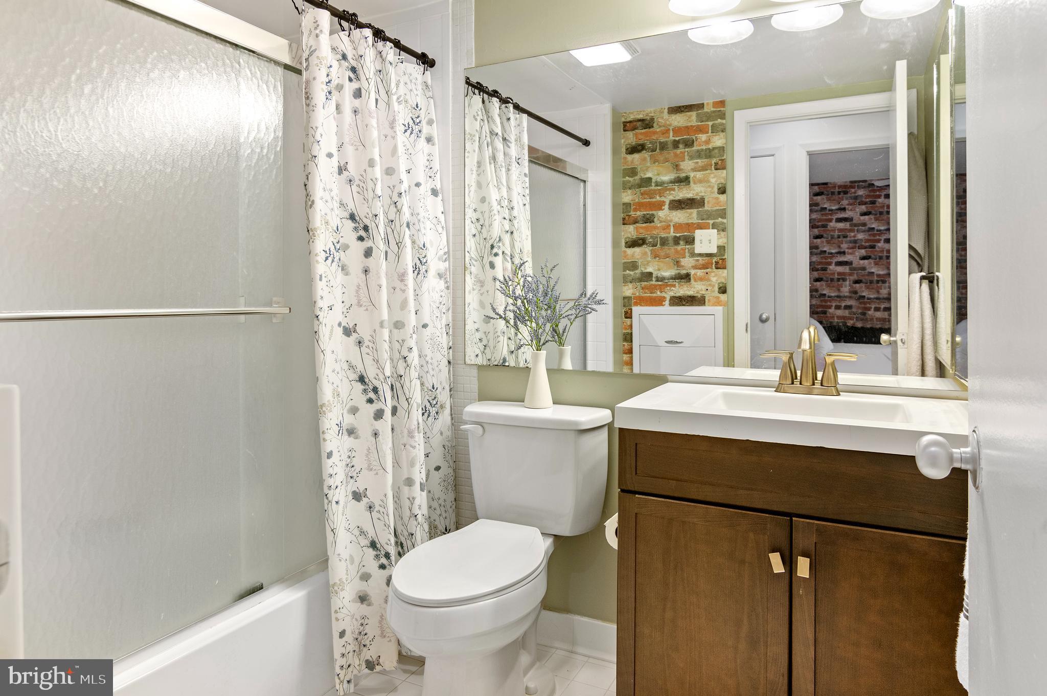 23 STONEHENGE CIRCLE 8