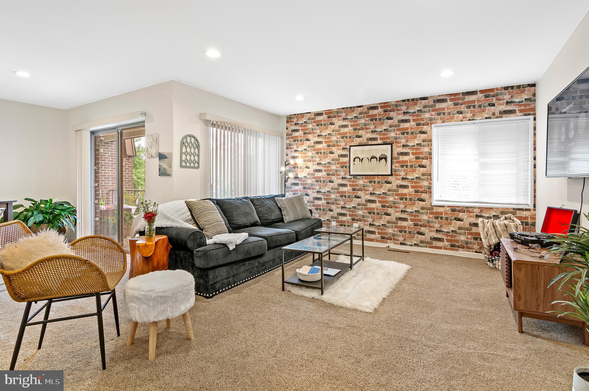 23 STONEHENGE CIRCLE 8