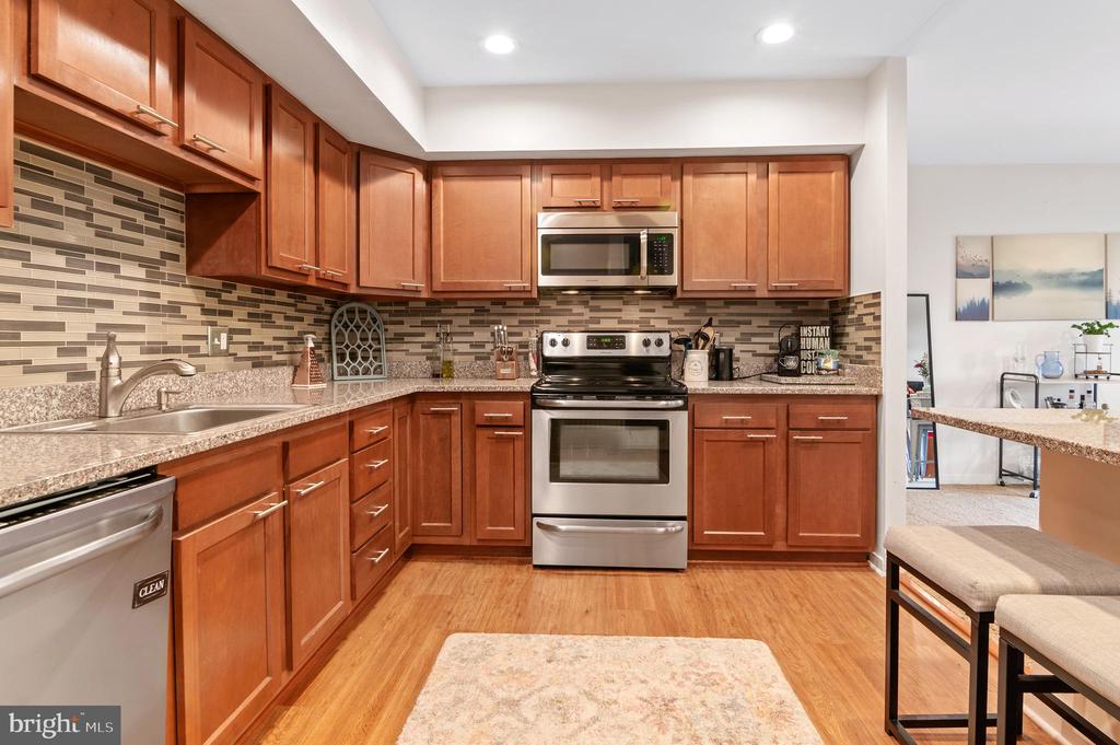 23 STONEHENGE CIRCLE 8