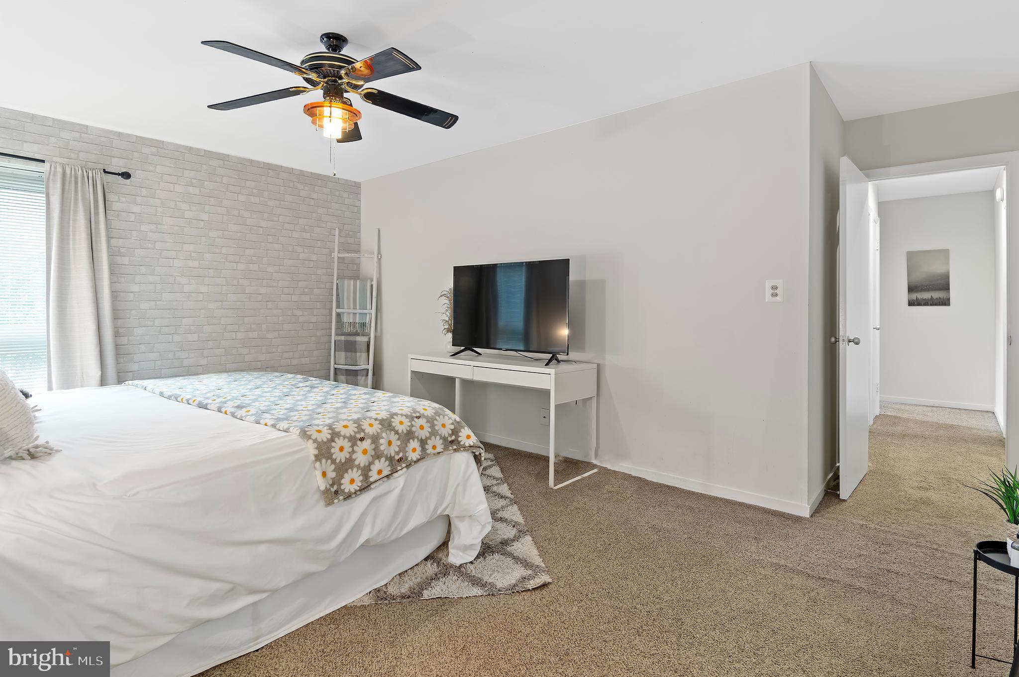 23 STONEHENGE CIRCLE 8