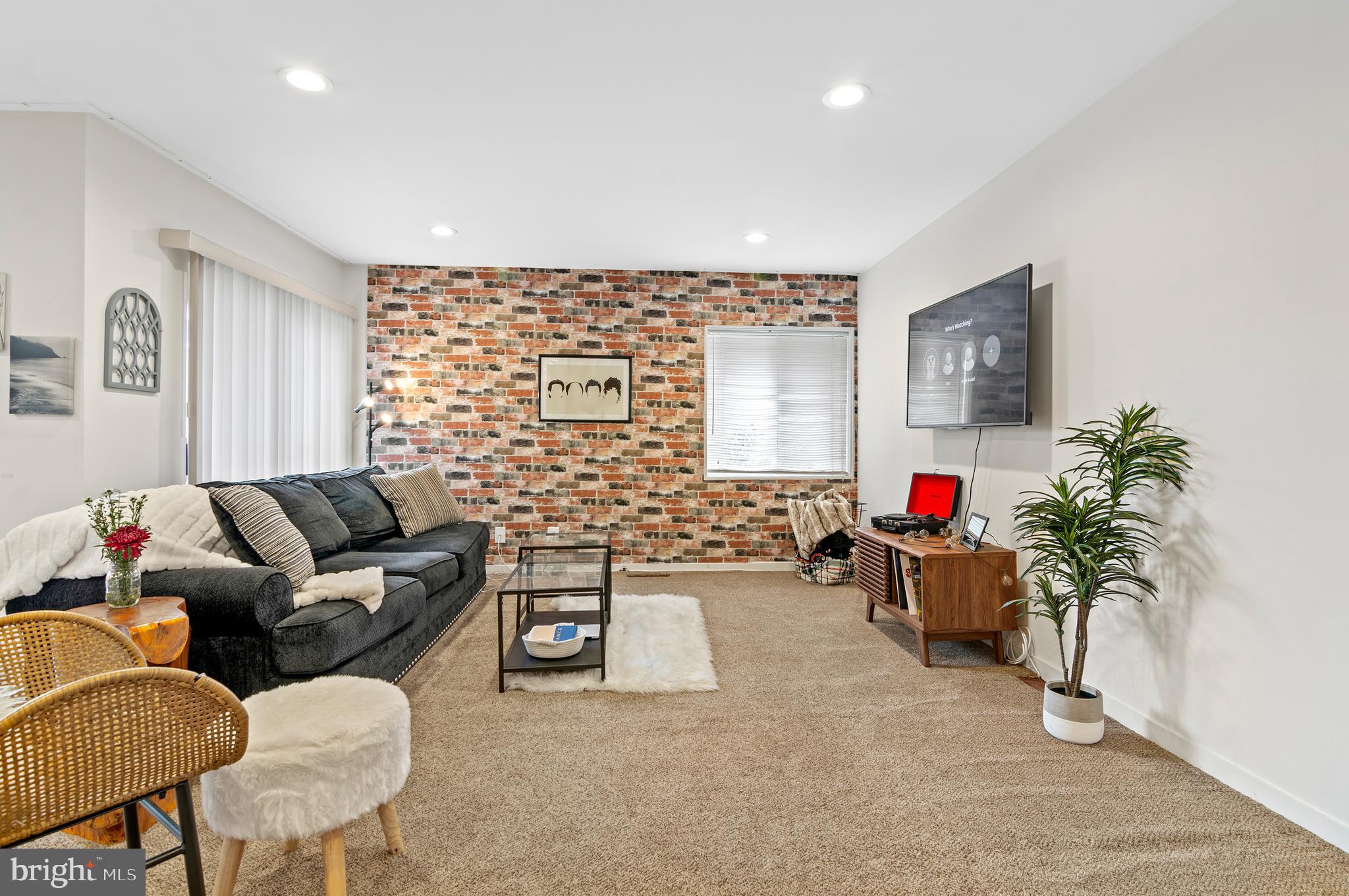 23 STONEHENGE CIRCLE 8