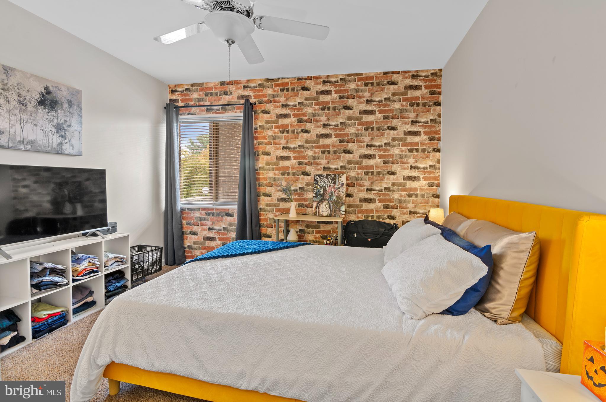 23 STONEHENGE CIRCLE 8