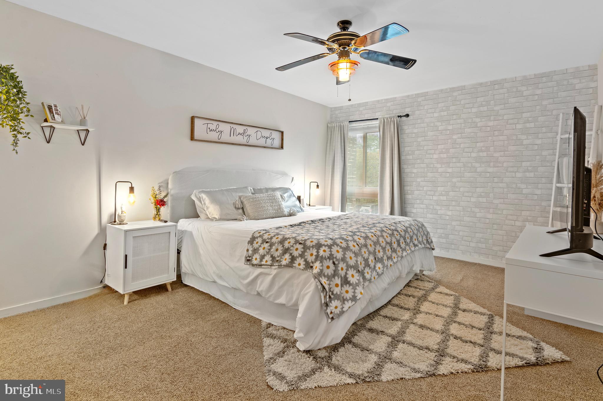 23 STONEHENGE CIRCLE 8