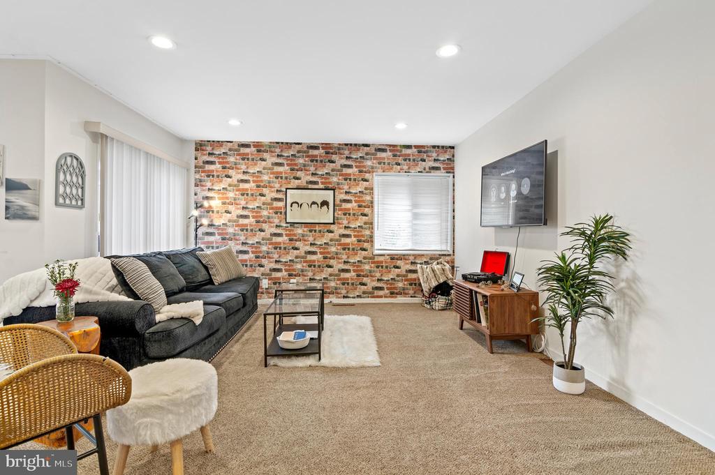 23 STONEHENGE CIRCLE 8