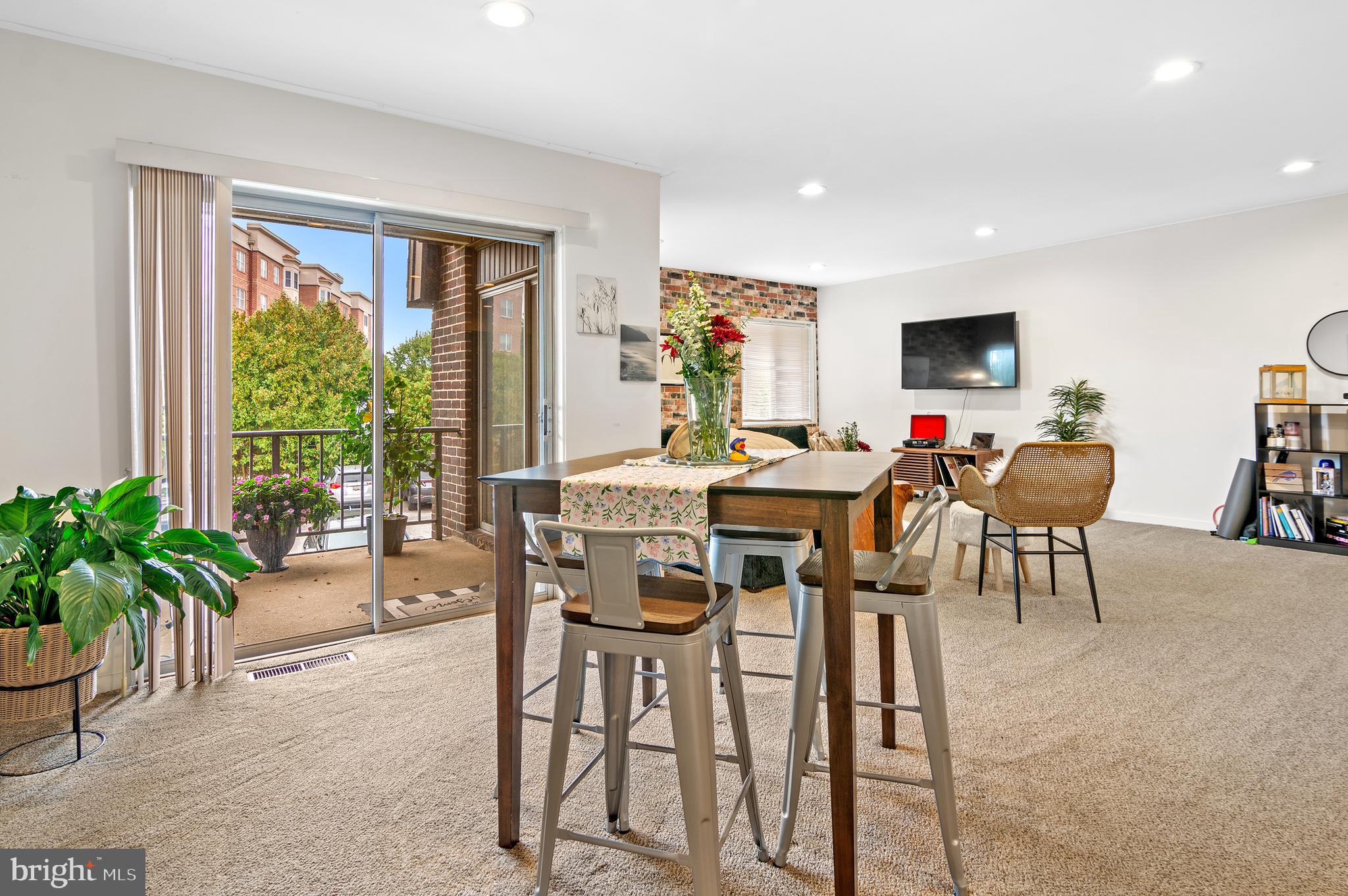 23 STONEHENGE CIRCLE 8