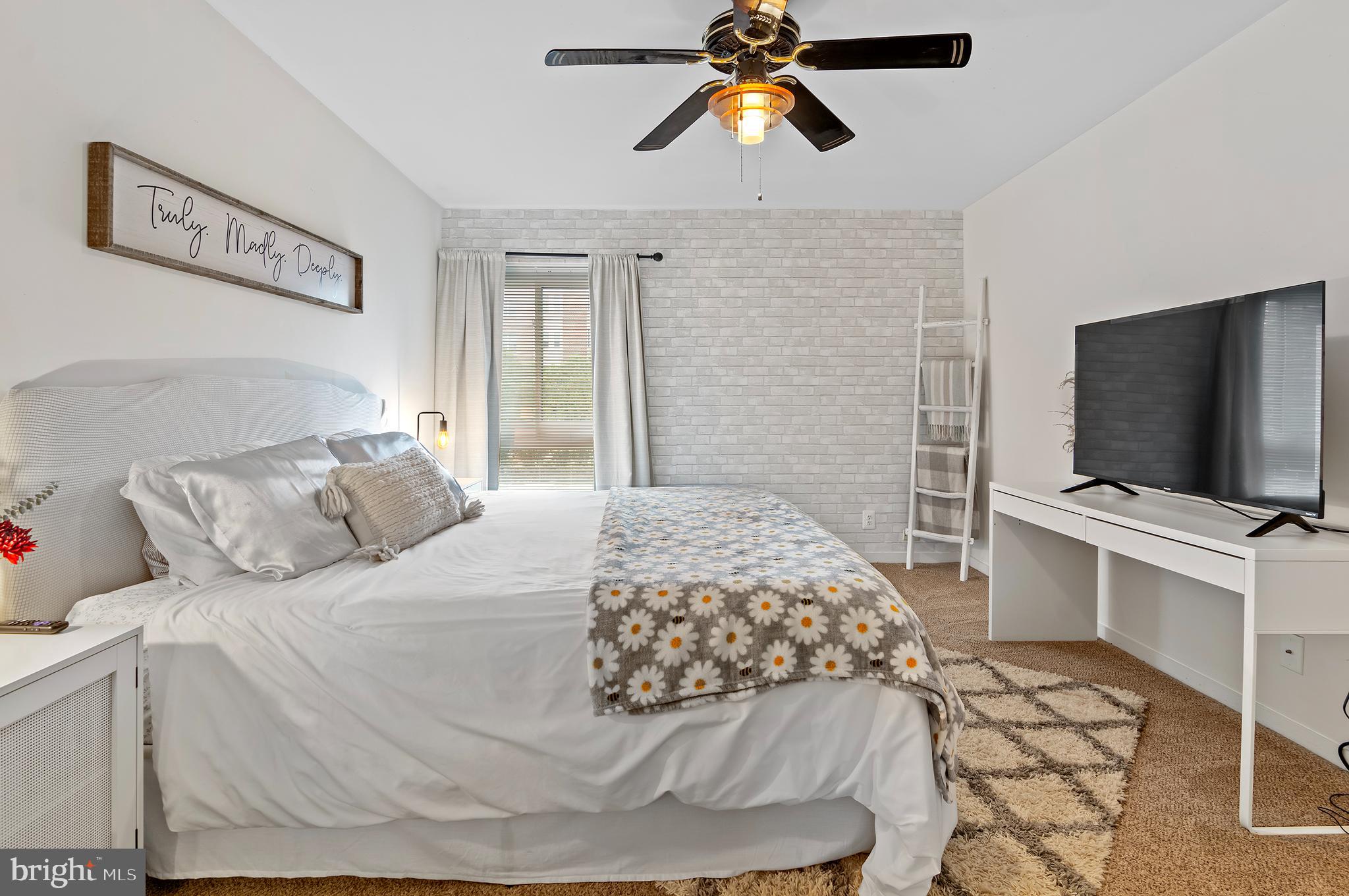 23 STONEHENGE CIRCLE 8